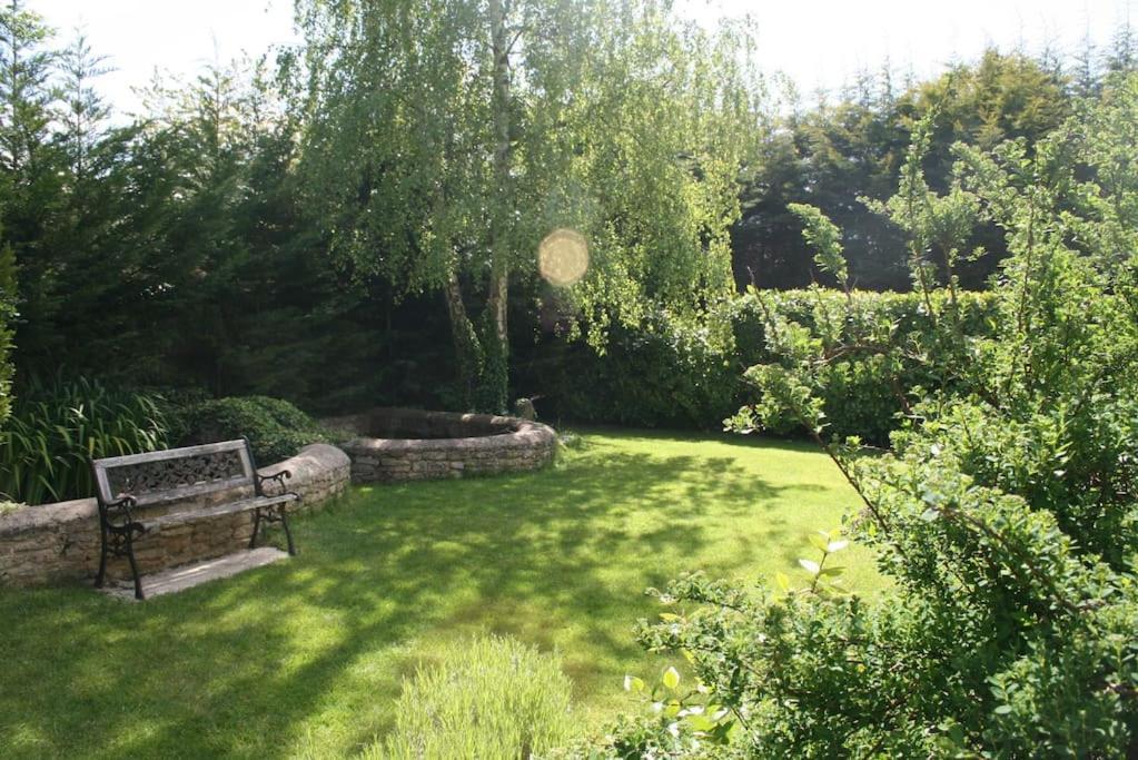 Lyne House Ideal For A Celebration Or Reunion คิดลิงตัน ภายนอก รูปภาพ
